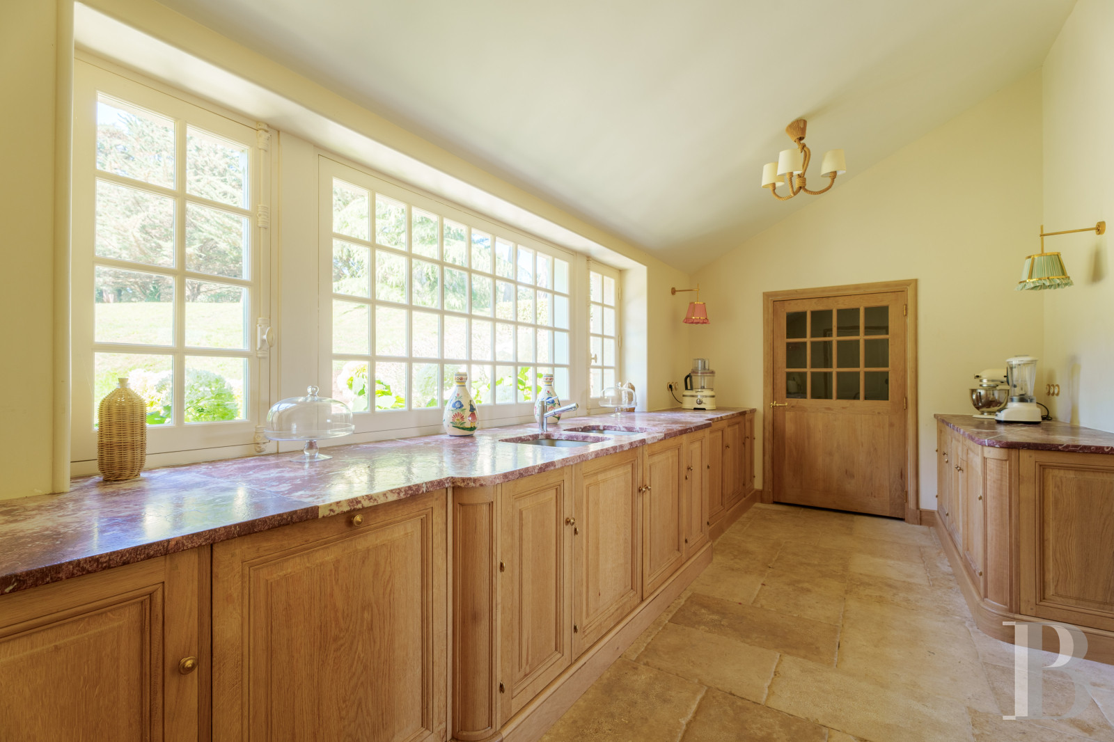 À Arradon, dans le golfe du Morbihan, une île privée de douze hectares et ses deux maisons - photo  n°17